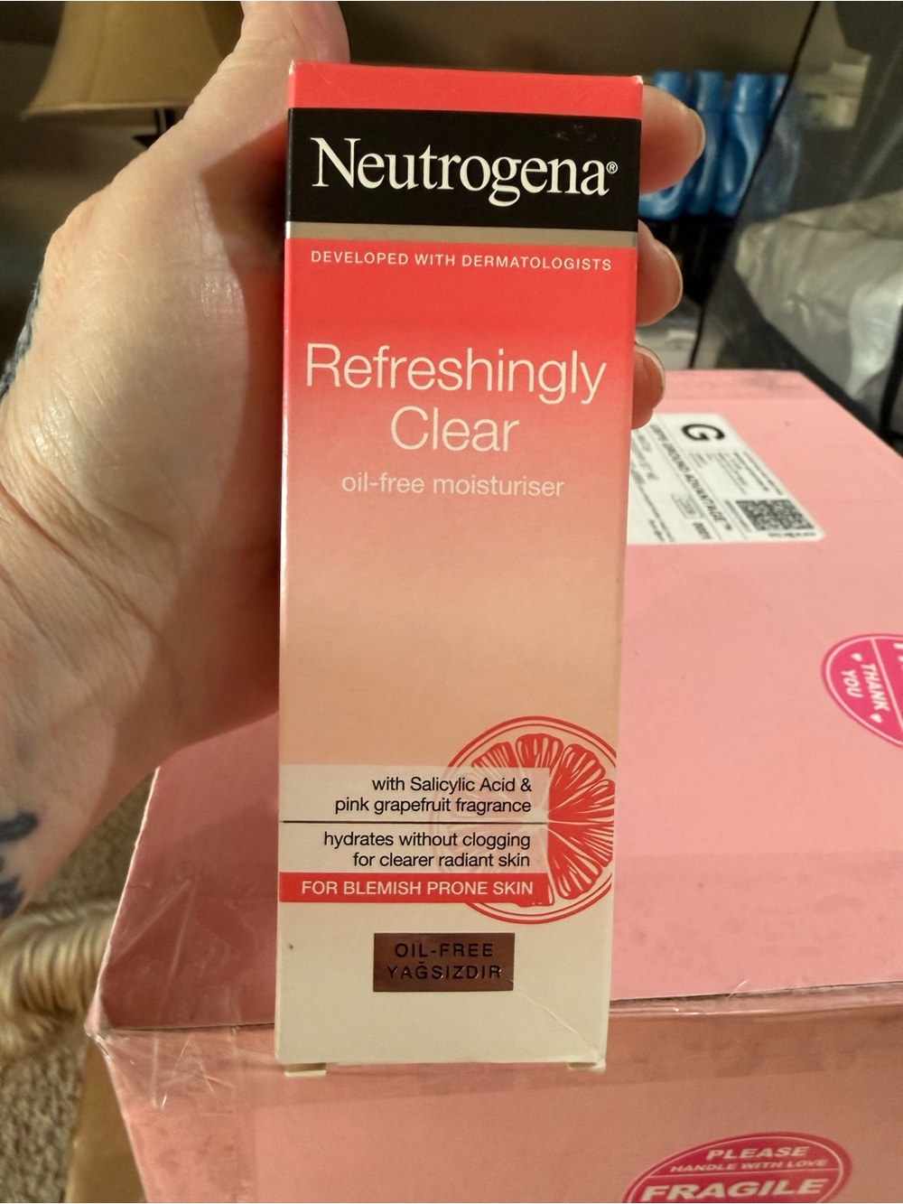 Neutrogena Refreshingly Clear Oil-Free Moisturiser - Pink and White Packaging
